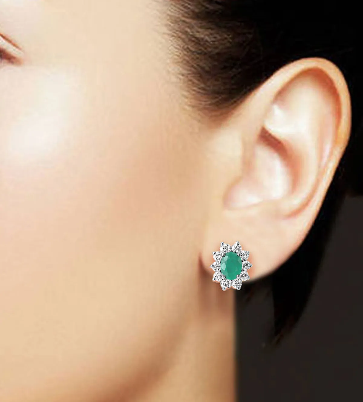 Pendientes de oro blanco 18k esmeraldas y circonitas pendientes de oro blanco con esmeralda y circones 002_4468B-P-E modelo mujer