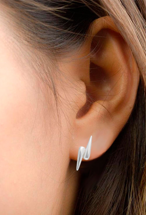 Pendientes plata forma de rayo pendientes de plata forma de rayo fotomontaje con modelo