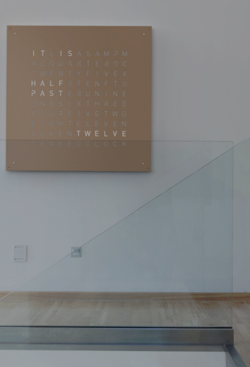 Qlocktwo Stainless Steel Hacelnut reloj pared grande 90x90 Cms Qlocktwo Stainless Steel Hacelnut reloj pared grande 90x90 Cms colgado