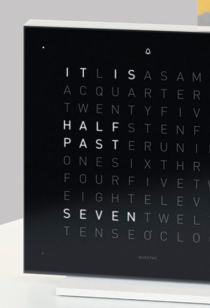 Qlocktwo Pure Series Black Ice Tea reloj de sobremesa 13.5 Cms vista parcial