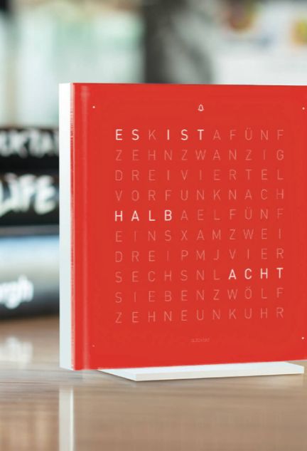 Qlocktwo Pure Series Cherry Cake reloj de sobremesa 13.5 Cms Vista parcial