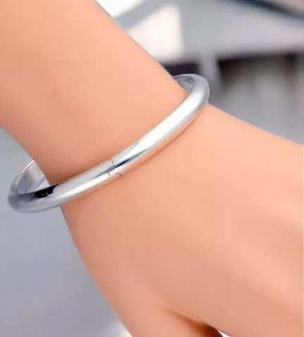 pulsera de plata media caña foto maniqui mano