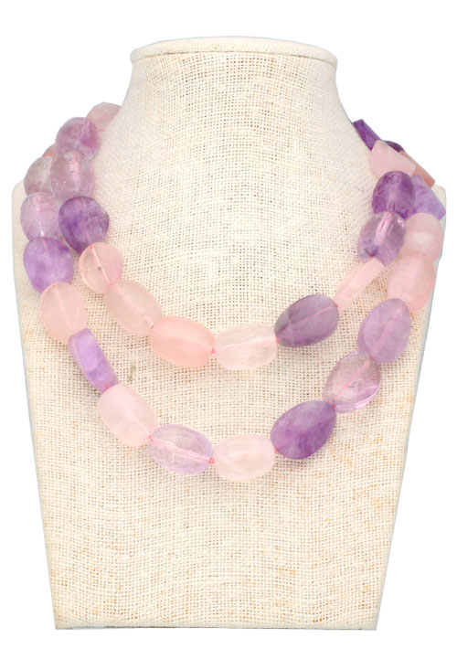 Collar con cuarzos de colores tonos fucsias 037_QZ001 Collar con cuarzos de colores tonos fucsias 037_QZ001 sobre busto