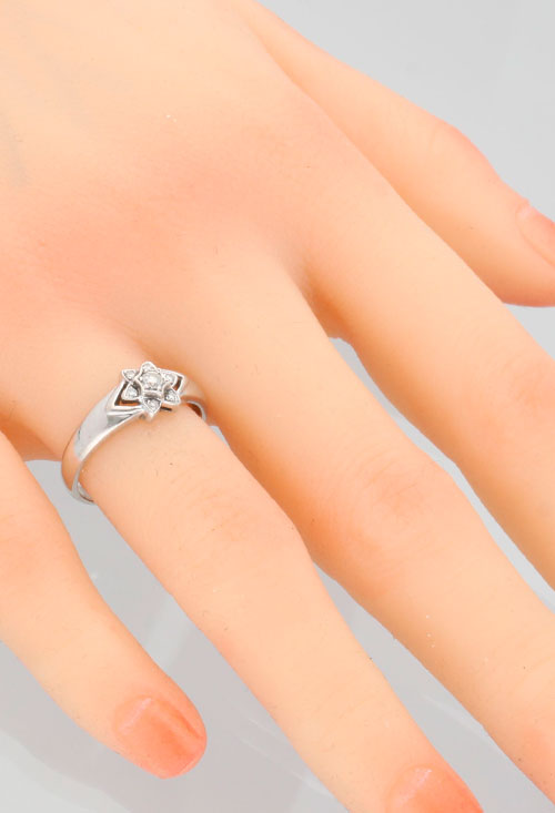 Anillo de oro blanco 18 ktes con diamantes 038_LO-013-21MY01 Anillo de oro blanco 18 ktes con diamantes 038_LO-013-21MY01 en mano