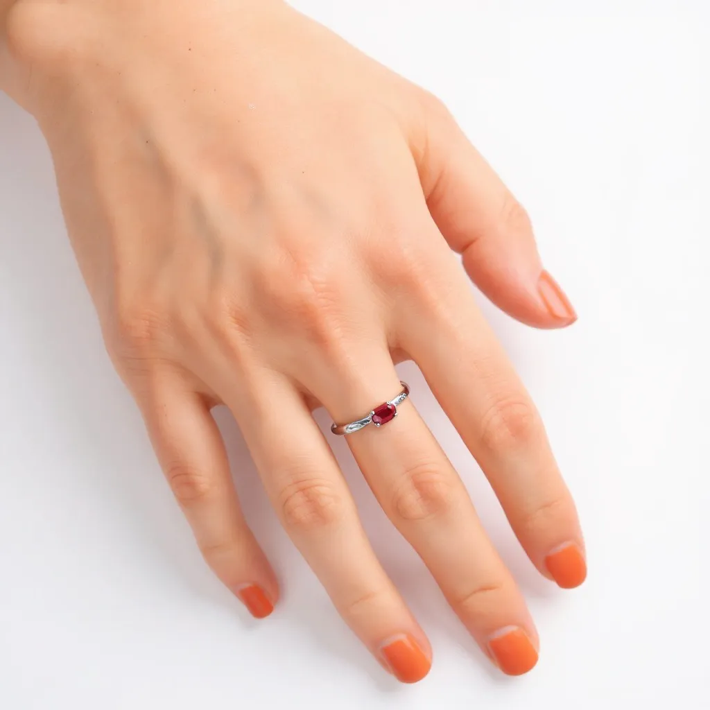 Anillo de oro blanco con rubí y circon 308_030FB-R anillo-de-oro-blanco-con-rubi-308_030FB-R mano modelo