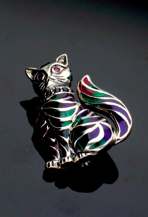 Broche plata para solapa gato esmaltado 297_812661D broche solapa plata de ley gato esmaltado vista sin recortes fondo negro