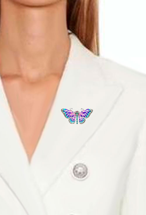 broche solapa plata y esmaltes con forma de mariposa foto para web toma montaje modelo