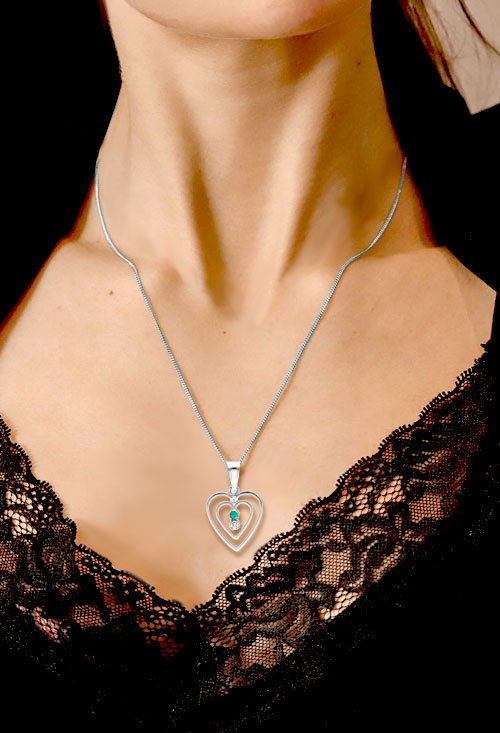 Colgante oro blanco 18K corazón diamante y esmeralda colgante-corazon-oro-blanco-18k-diamante-y-esmeralda-fotomontaje para web