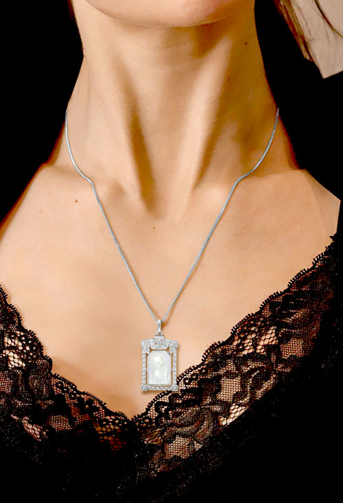 Joya singular medalla religiosa oro blanco y nácar 18k con diamantes medalla oro blanco diamantes y nacar joya exclusiva toma modelo femenino