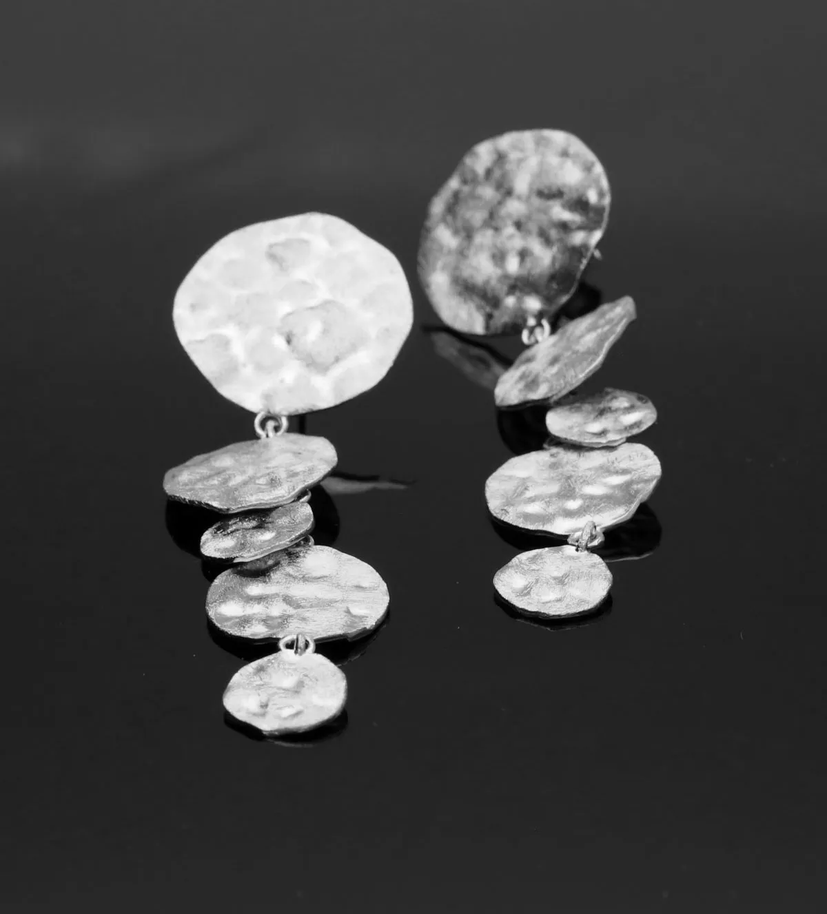 Pendientes de plata 5 discos 266_0110991-1-8 266_0110991-1-8 pendientes de plata 5 discos fondo negro sin retoque