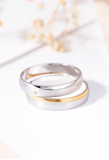 Alianza oro blanco y detalle en amarillo con diamante 4 mm. 5240545D duo