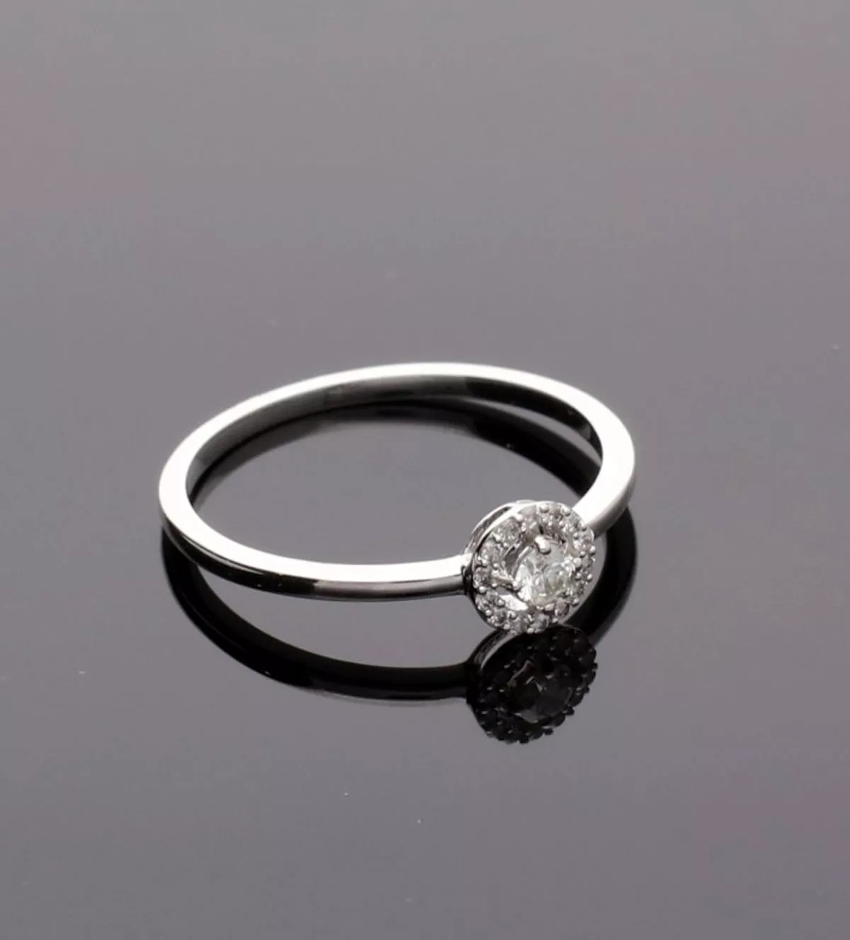 Anillo de compromiso "ORLADO" anillo de compromiso oro blanco con diamantes ORLADO toma fondo negro