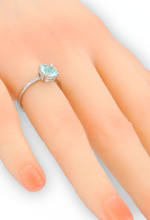 Anillo de oro blanco 18 ktes aguamarina y diamantes anillo mujer oro blanco diamantes y aguamarina fotografia modelo maniqui para parrilla web el rubi joyeros