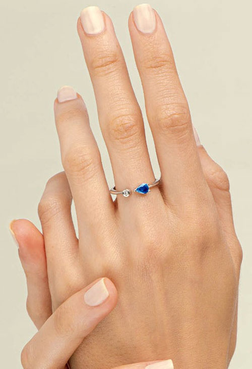 Anillo plata con diamante y zafiro fino Elegía anillo plata con diamante y zafiro mont petit diamant elegia fotografia para web el rubi joyeros toma modelo fisico