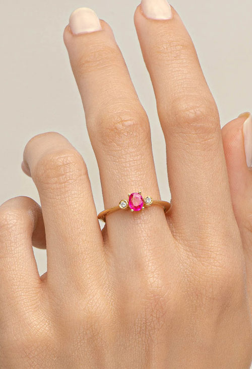 Anillo plata chapada con rubí fino y diamantes anillo marca mont petit diamand realizado en plata con un rubi y dos diamantes foto modelo real