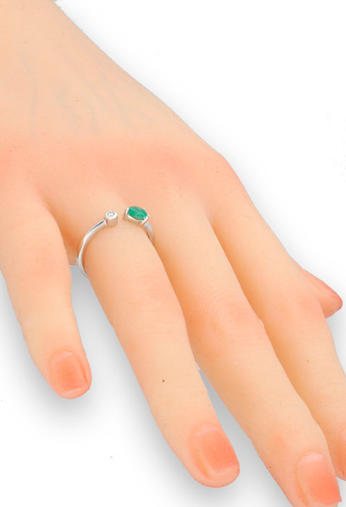 Anillo plata con diamante y esmeralda Elegía anillo plata esmeralda y diamante marca mont petit diamand coleccion elegia fotografia montaje para web el rubi joyeros