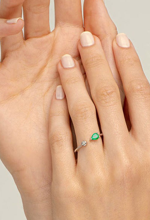Anillo plata con diamante y esmeralda Elegía anillo plata esmeralda y diamante marca mont petit diamand coleccion elegia fotografia modelo para web el rubi joyeros