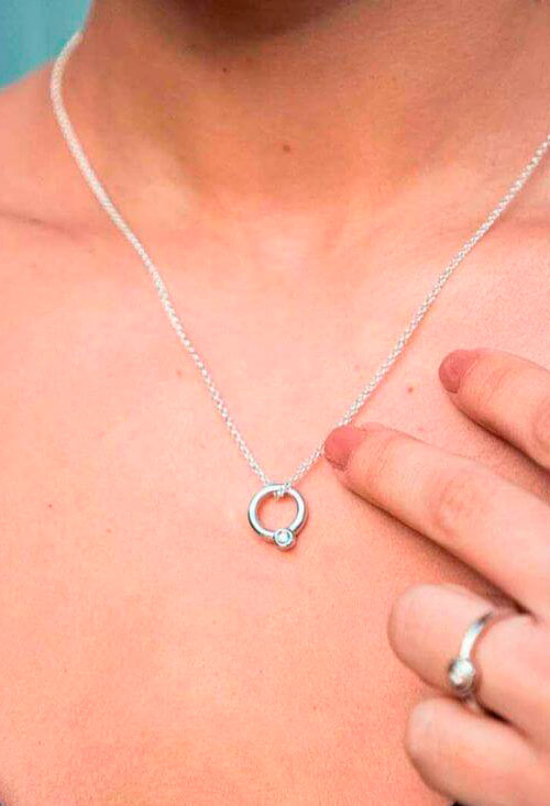 Gargantilla plata con diamante Cerceaux gargantilla plata y diamante colgante cerceaux de la colección Lumière marca mont petit diamand foto modelo