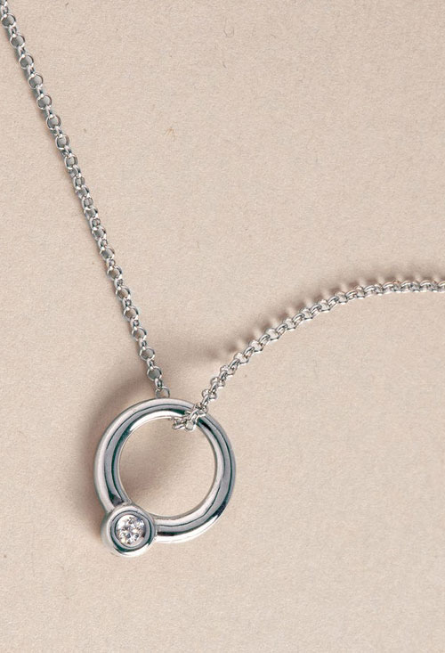 Gargantilla plata con diamante Cerceaux gargantilla plata y diamante colgante cerceaux de la colección Lumière marca mont petit diamand foto fisica