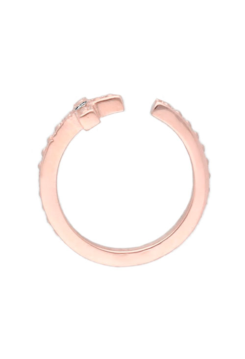 sortija plata con diamante forma cruz fotografia para exponber en web el rubi joyeros toma cenital