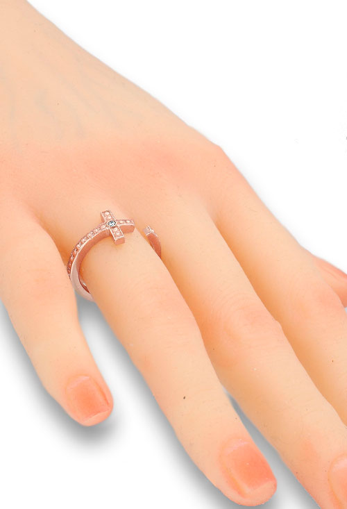 sortija plata con diamante forma cruz fotografia para exponber en web el rubi joyeros toma foto montaje