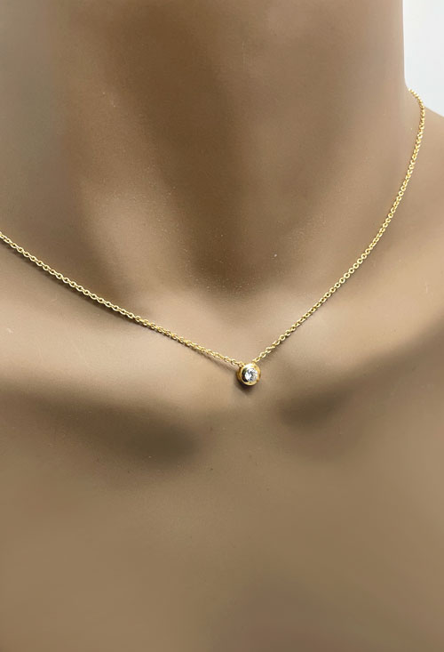 Gargantilla oro amarillo 18k motivo chatón con circonita gargantilla oro amarillo 18 kilates foto modelo montaje