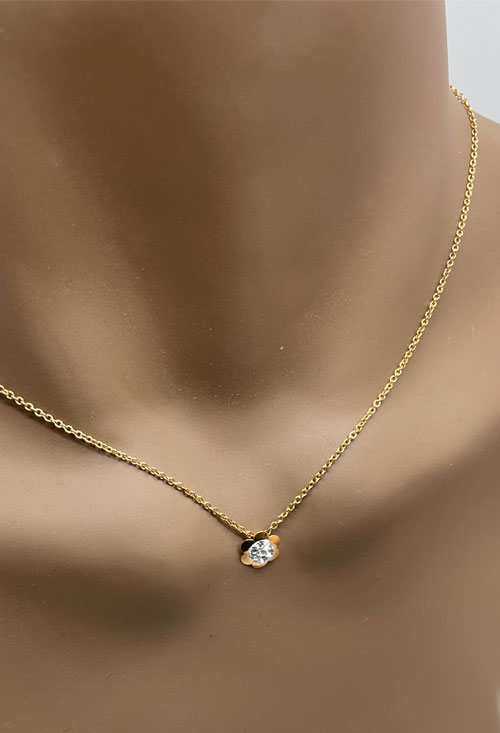 Gargantilla oro amarillo 18k motivo flor centro resina con circonitas gargantilla oro amarillo 18 kilates cadena forzada eslabones forzados motivo floral centro circonitas fotografia para web el rubi joyeros toma modelo