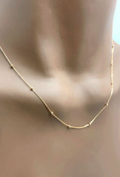 Cadena forzada entrepiezas bolas de 2mm. gargantilla cadena forzada con entrepiezas bolas de 42 cm de largo fotografia en maniqui para web joyeria online el rubi joyeros