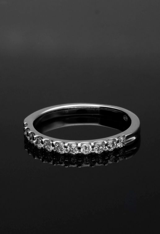 anillo compromiso oro blanco con diamantes media alianza de 11 garras fotografia sin retoques en base negra