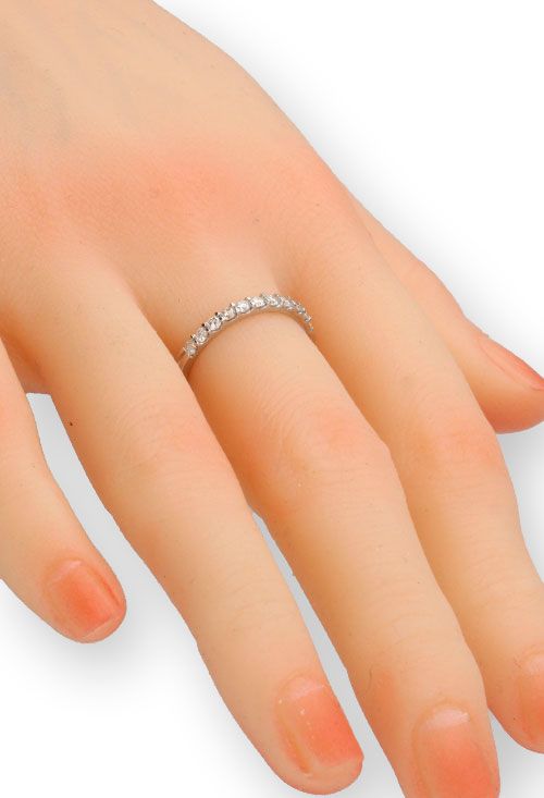 anillo compromiso oro blanco con diamantes media alianza de 11 garras fotografia maniqui