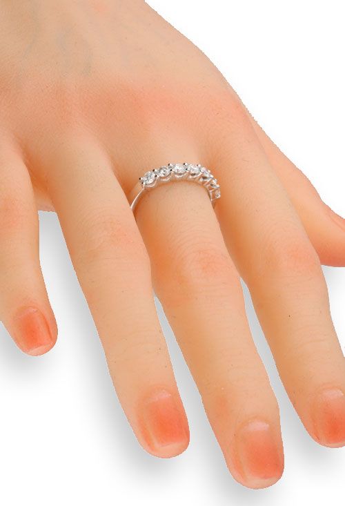 anillo compromiso oro blanco 18k con diamantes fotografia para la web de el rubi joyeros toma maniqui