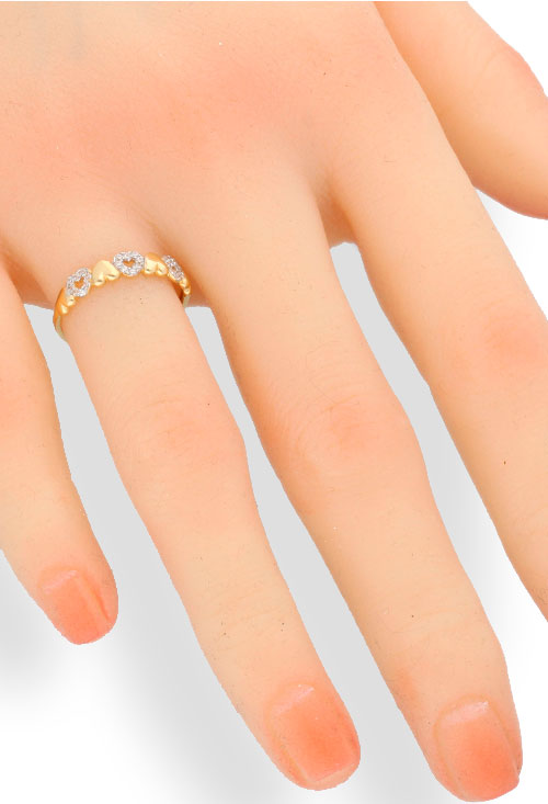 anillo corazones oro amarillo y blanco 18 kilates fotomontaje mano para parrilla web el rubi joyeros