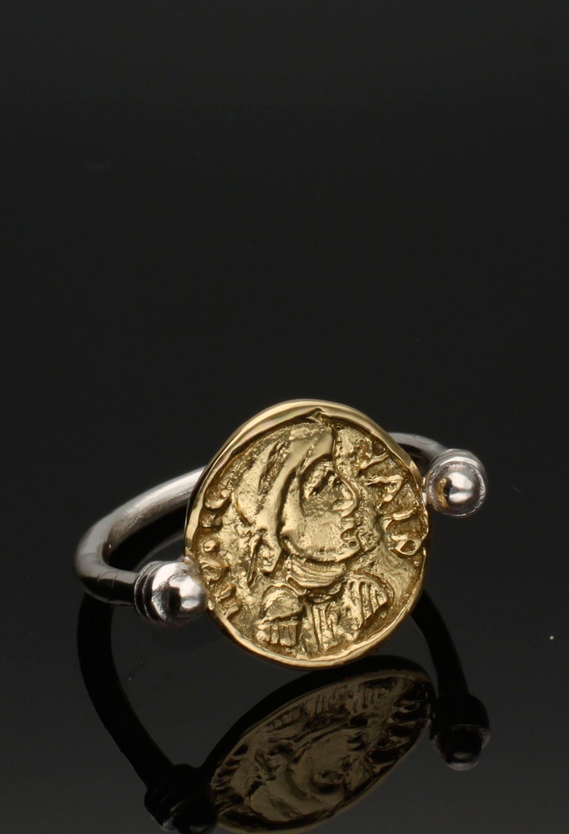 anillo plata bicolor moneda antigua fotografia fondo negro marca altana
