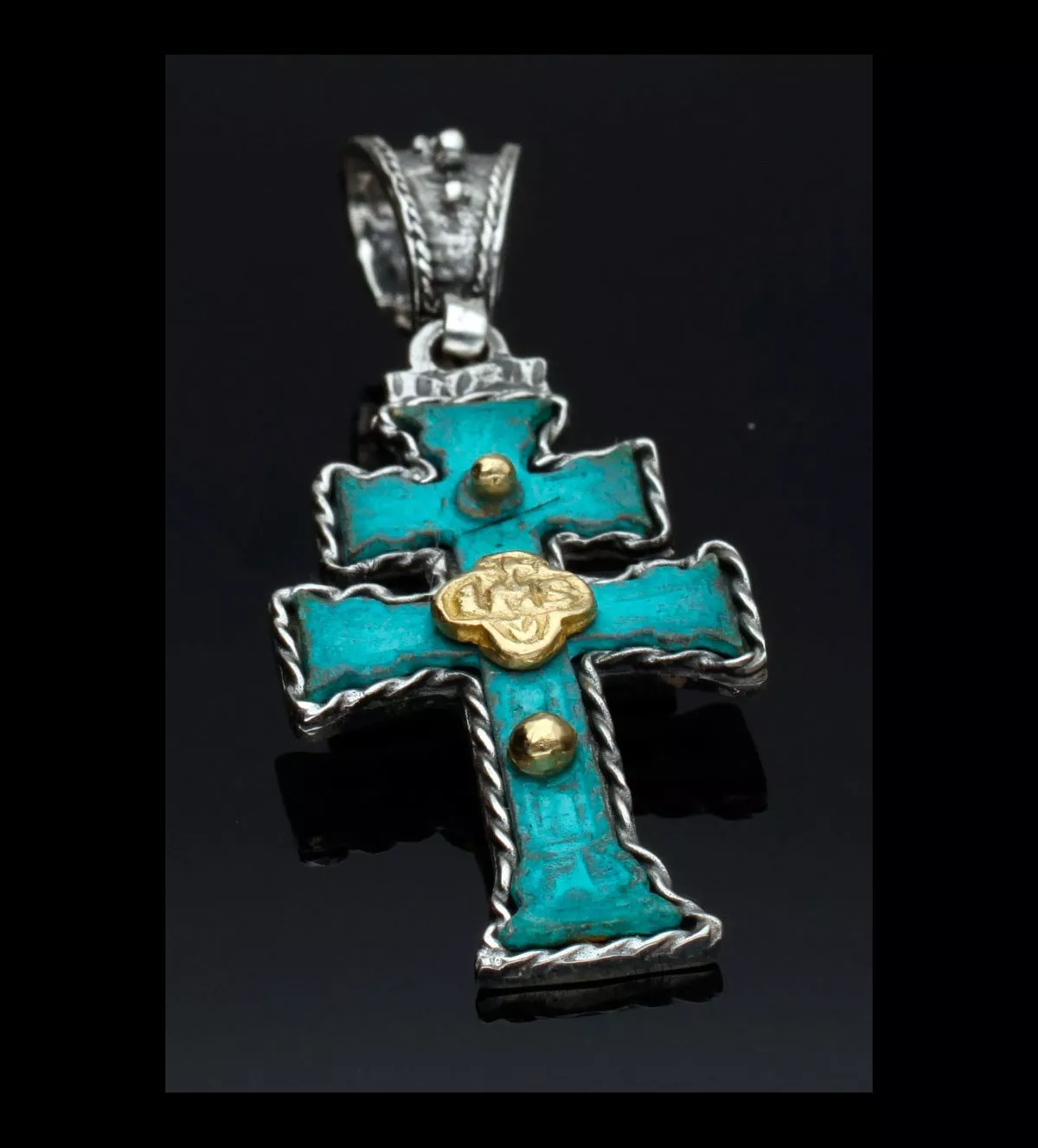 Cruz de plata y bronce Caravaca cruz de plata y bronce caravaca foto fondo negro