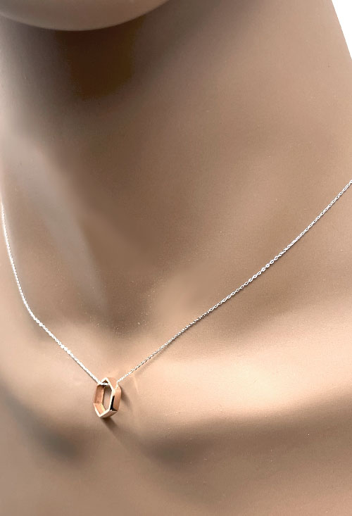 Gargantilla de oro bicolor 18k motivo hexagono 314_4484-45R gargantilla de oro bicolor blanco y rosa hexagono calado fotografia modelo maniqui