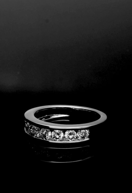 anillo de compromiso media alianza de oro blanco 18 kilates y diamantes talla brillante foto sin recortes base negra