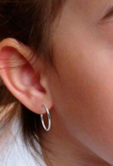 pendientes de aro plata de ley de 18 mm de diámetro con cierre de púa, fotogragia para web el rubi joyeros toma modelo