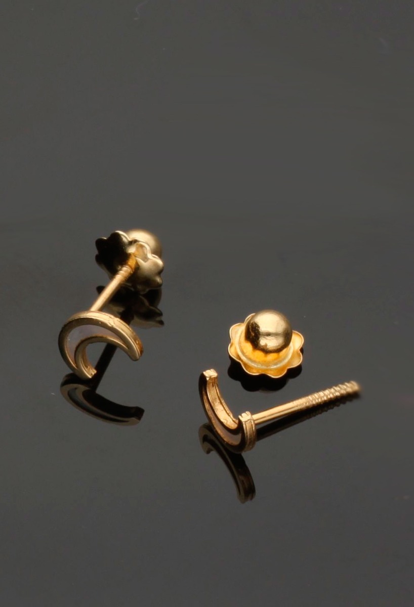 Pendiente bebé oro y nácar forma media luna 234_2959 Pendiente bebé oro y nácar forma media luna fotografia sin recortar fondo negro