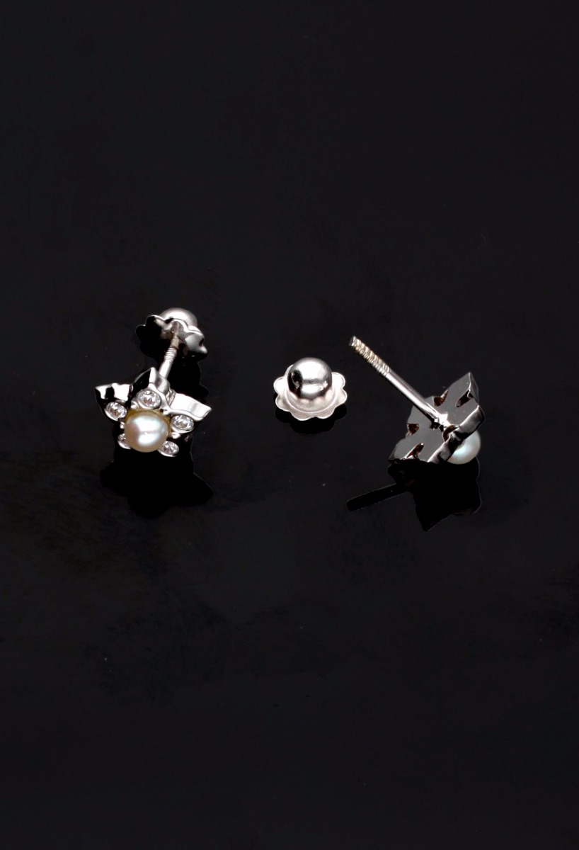 Pendientes bebé flor oro blanco 18k perla y circonitas 234_2830-B pendientes niña o bebe oro blanco 18k perla y circon foto fondo negro para web el rubi joyeros oferta especial