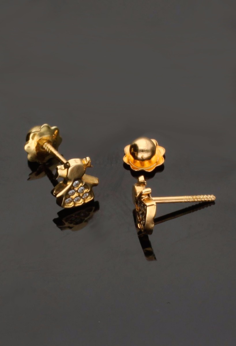 Pendiente de oro para niña de corta edad o bebé silueta 234_2935 pendientes de oro para niña con forma de niña cuajados de circonitas fotografia sin recortar fondo negro para joyeria online el rubi joyeros