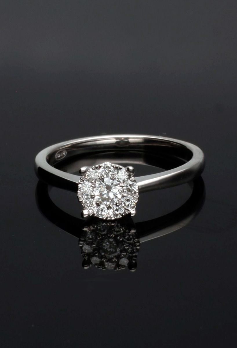 Anillo de compromiso oro blanco solitario engaste invisible 243_HTA-AAAAI anillo compromiso roseta engaste invisible oro y diamantes fotografia para web joyeria online el rubi joyeros toma sin recortar base negra