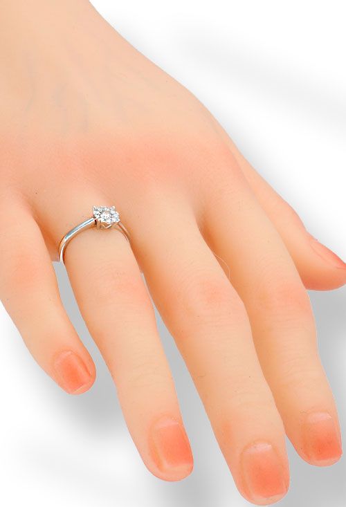 Anillo de compromiso oro blanco solitario engaste invisible 243_HTA-AAAAI anillo compromiso roseta engaste invisible oro y diamantes fotografia para web joyeria online el rubi joyeros toma maniqui