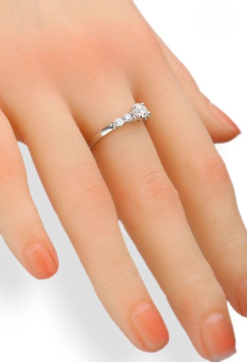 anillo compromiso oro blanco 18k y diamantes en el rubi joyeros sortija solitario hibrido fotografia maniqui mano