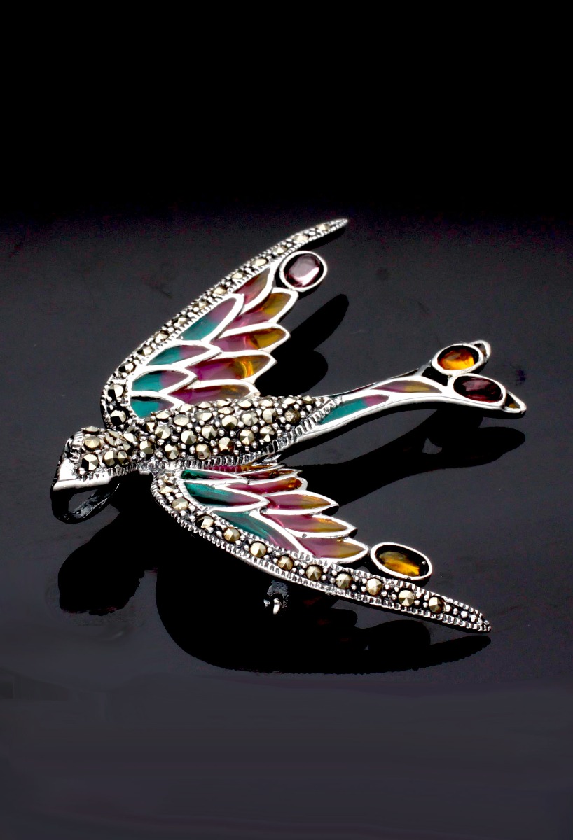 broche plata ley golondrina en el rubi joyeros fotografia sin recortar fondo negro