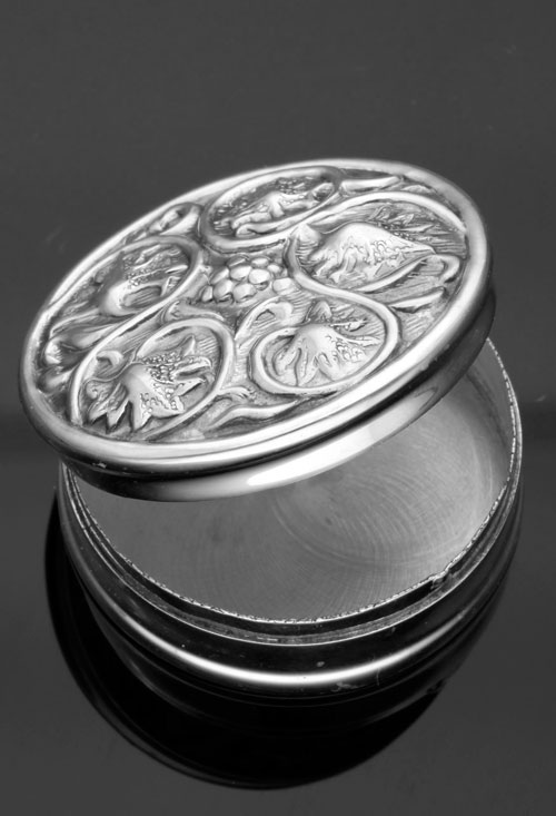 Caja pastillero plata 297_860268 caja de plata pastillero foto para web el rubi joyeros toma sin recortes sobre fondo negro