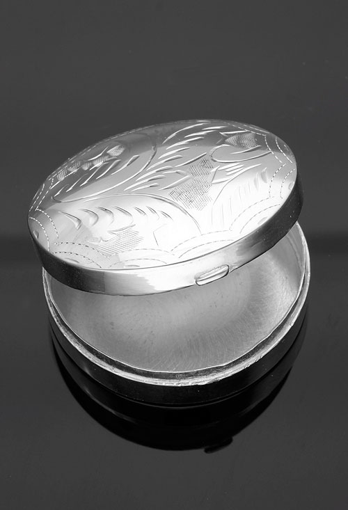 Caja pastillero plata 297_860597 pastillero plata ley forma redonda fotografia sin recortar con fondo negro para web