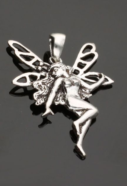 colgante de plata representando un hada de los bosques fotografia para web el rubi joyeros toma sin recortes fondo negro