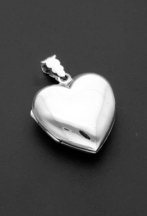 colgante guardapelos forma corazon foto sin recortes en fondo negro para parrilla web el rubi joyeros
