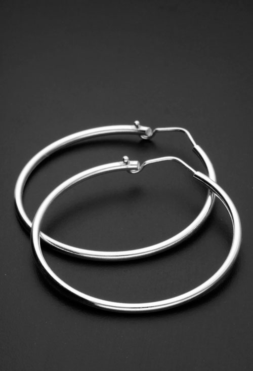 pendientes plata de ley aros de chanela redonda y 44 mm de diametro foto para parrilla web el rubi joyeros toma sin recortar sobre fondo negro