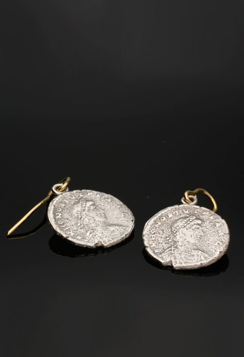 Pendientes plata bicolor largos con moneda 251_11I0252 foto de pendientes plata de ley con preproducción de moneda antigua para web el rubi joyeros toma sin recortar sobre fondo negro